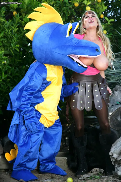 Kelly Madison: Tall Blonde MILF with Big Tits Gets Fucked Outdoors – photo 10 of 17