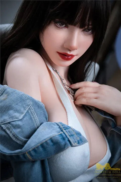 Brunette with Big Tits Poses Nude Up Close – photo 6 of 16