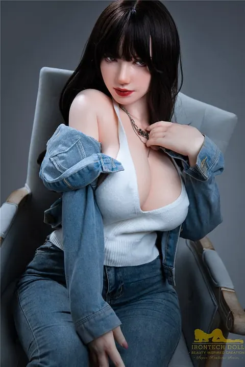 Brunette with Big Tits Poses Nude Up Close – photo 4 of 16