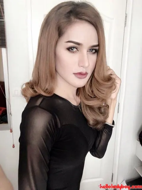 Trans Woman Slides Off Her Clothes and Poses Nude – photo 18 of 20