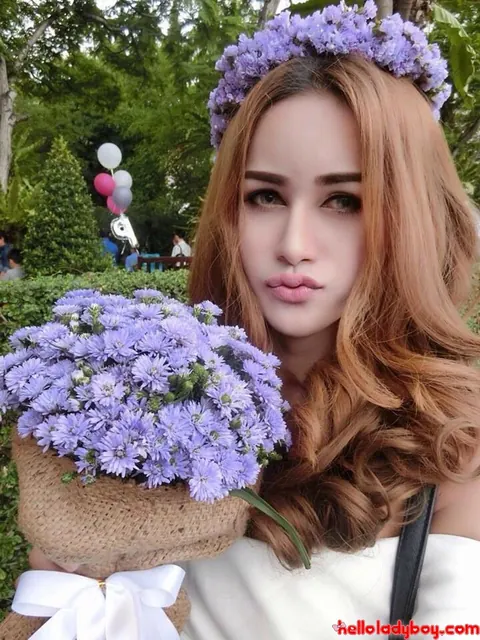 Trans Woman Slides Off Her Clothes and Poses Nude – photo 11 of 20