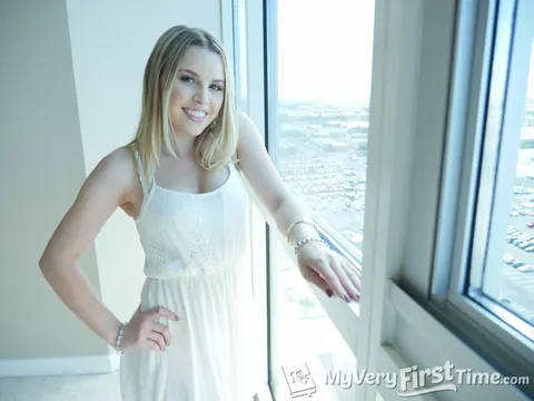 Aubrey Sinclair: Blonde Babe Strips and Spreads Her Pussy – photo 2 of 16