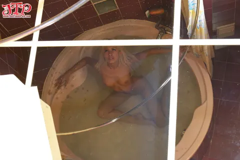 Thick Blonde Uses a Vibrator and Fingers Herself in Bath – photo 7 of 20