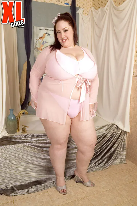 BBW MILF with Big Tits Poses in the Bathroom – photo 1 of 16