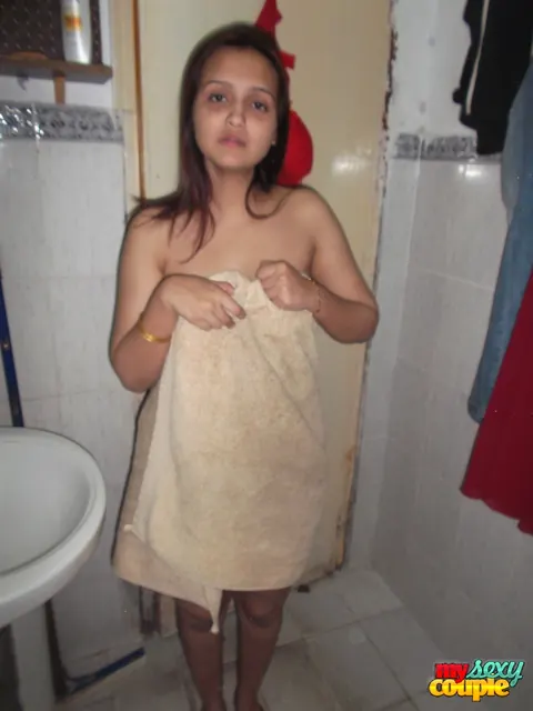 Indian Woman Drops Her Robe in the Bathroom – photo 5 of 11