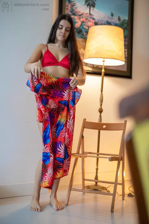 Tall Australian Undresses from a Dress to a Bikini – photo 13 of 21
