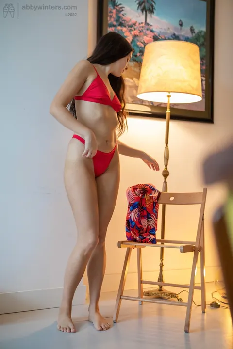 Tall Australian Undresses from a Dress to a Bikini – photo 11 of 21