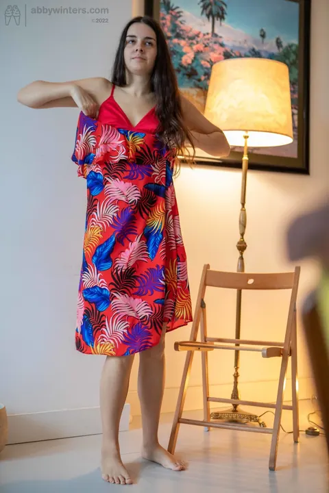 Tall Australian Undresses from a Dress to a Bikini – photo 18 of 21