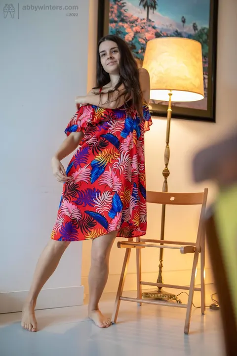 Tall Australian Undresses from a Dress to a Bikini – photo 19 of 21