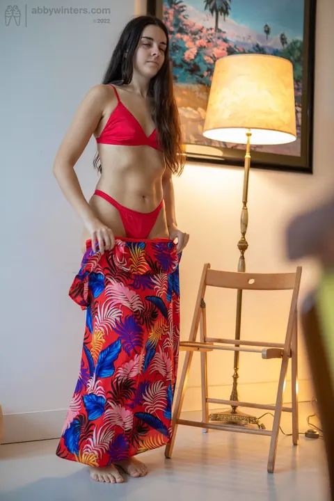 Tall Australian Undresses from a Dress to a Bikini – photo 14 of 21