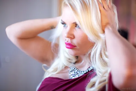 Tiffany Kingston: British Blonde MILF Poses Nude with Massive Enhanced Tits – photo 5 of 17
