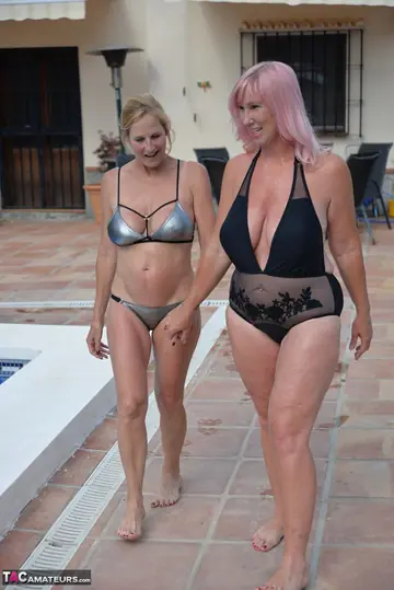 Molly Maracas – Blonde British MILF in a Bikini Kisses Poolside