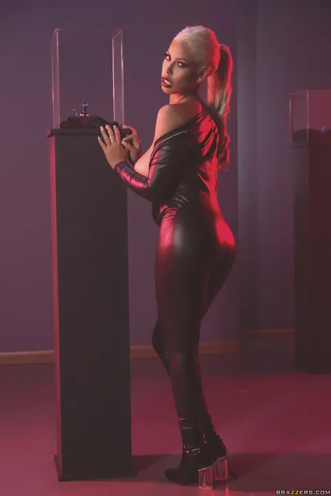 Bridgette B: Busty Spanish MILF Strips Out of Latex and Fingers Her Pussy – photo 5 of 21