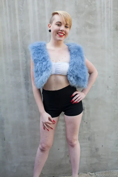 Miley May: Short-Haired Blonde in Heels and Shorts Spreads Wide – photo 1 of 19