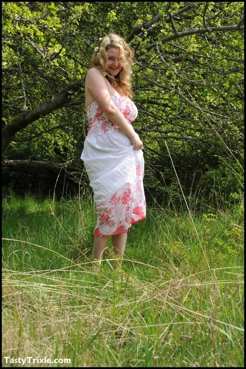 Tasty Trixie: Thick Blonde MILF Spreads Her Shaved Pussy Outdoors – photo 2 of 15