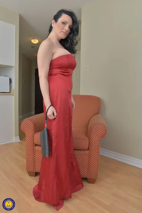 Stacy Ray: Busty Canadian MILF Plays with a Dildo and Tastes Herself – photo 3 of 21