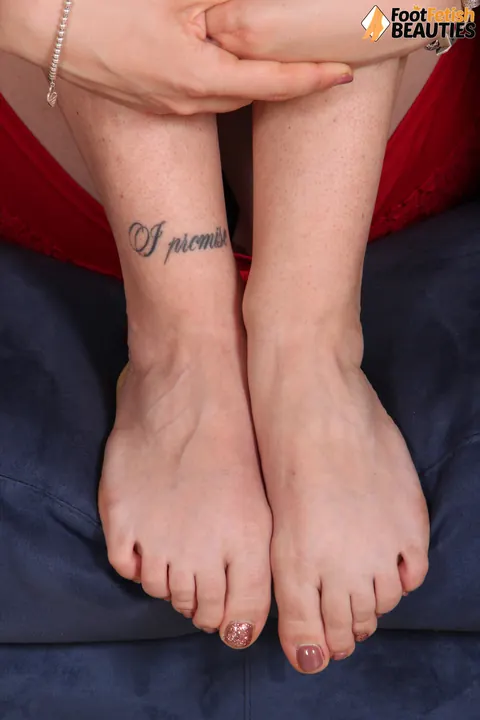 European Lesbians Lick Pussy and Spread Their Toes – photo 4 of 12