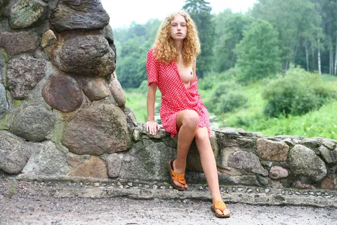 Curly-Haired Woman Spreads Her Pussy Outdoors – photo 6 of 21