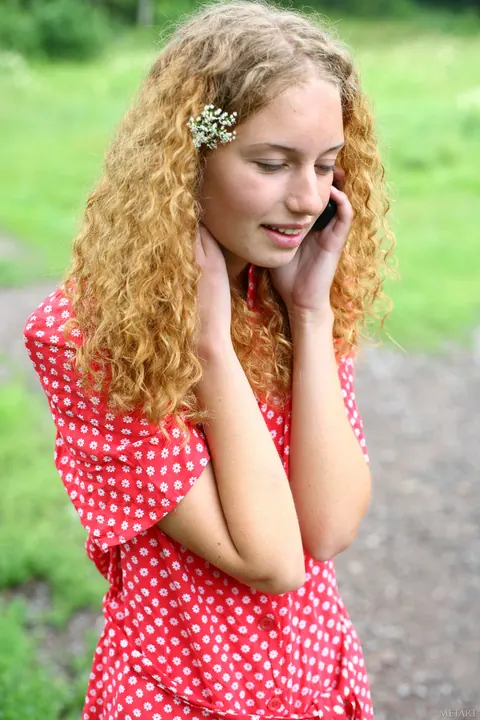 Curly-Haired Woman Spreads Her Pussy Outdoors – photo 5 of 21