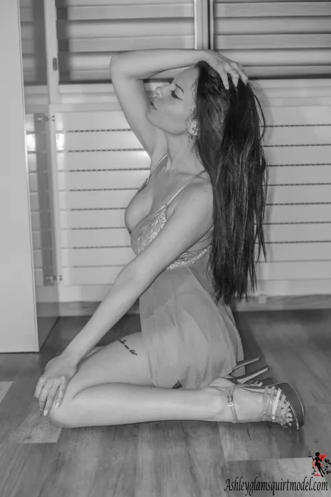 Ashley Glam: Tattooed Brunette with Natural Tits Squirts – photo 9 of 10