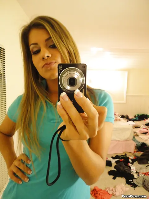 Bella Beyle: Tall Thick Latina Peels Off Her Shorts and Lingerie for Mirror Selfies – photo 4 of 16