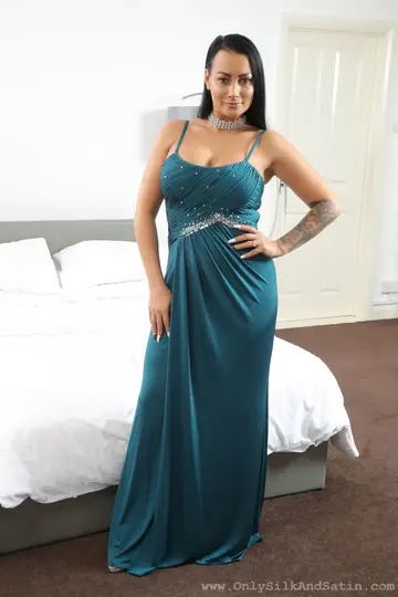 Kelli Smith – Curvy European Black-Haired Woman Poses in Pantyhose and a Skirt