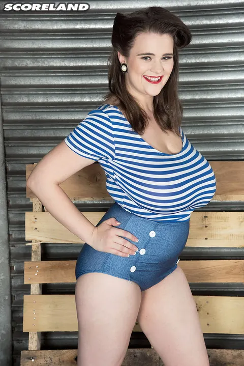 Tiggle Bitties: Brunette Reveals Her Big Natural Tits in Shorts on a Ladder – photo 3 of 16