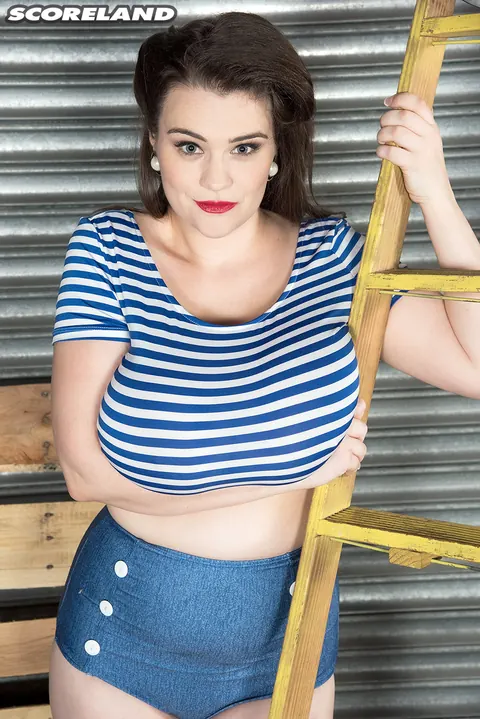 Tiggle Bitties: Brunette Reveals Her Big Natural Tits in Shorts on a Ladder – photo 5 of 16