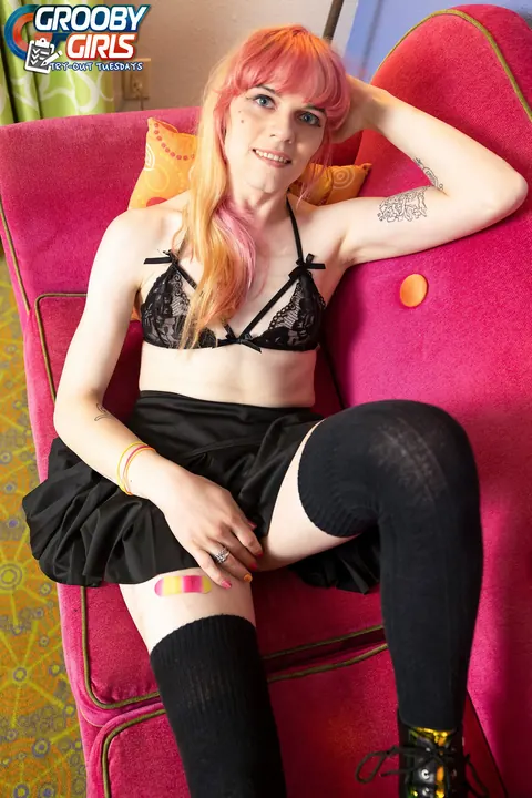 Redhead Trans Woman Poses Nude and Displays Her Cock – photo 4 of 16