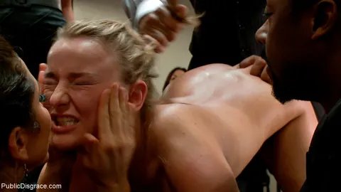 Jessie Cox: Short-Haired Blonde Sucks and Fucks in Public Bondage – photo 14 of 21