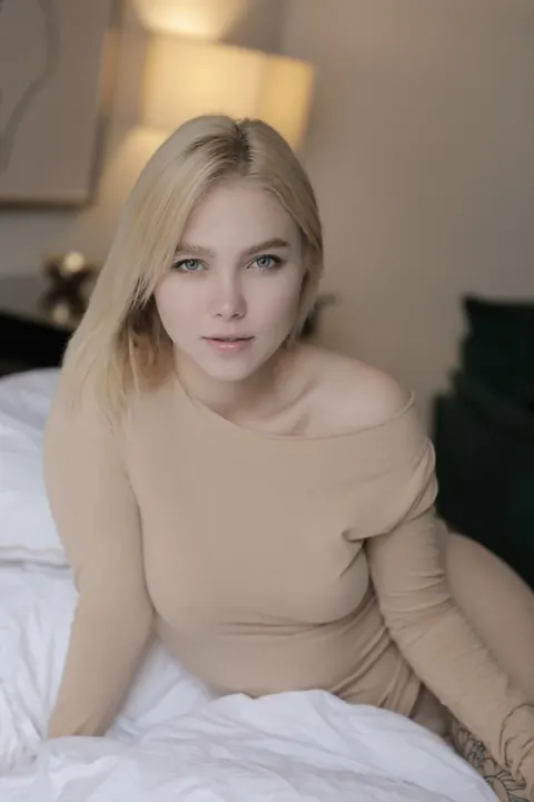 Blonde Strips and Poses in the Bedroom – photo 3 of 21