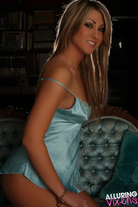 Melanie Ann: Blonde MILF Shows Off Her Natural Tits in Lingerie on the Sofa – photo 4 of 12