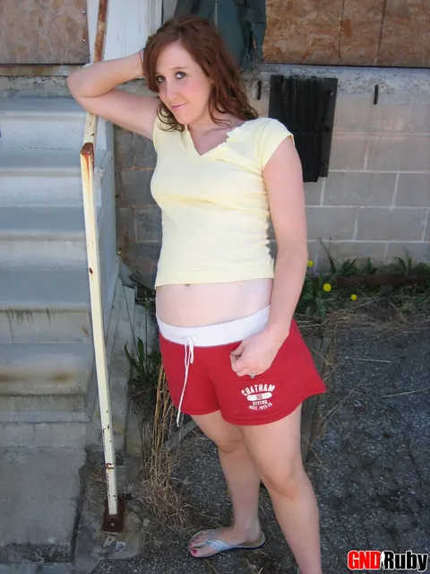 Redhead PAWG Reveals Panties on Concrete Steps – photo 8 of 12