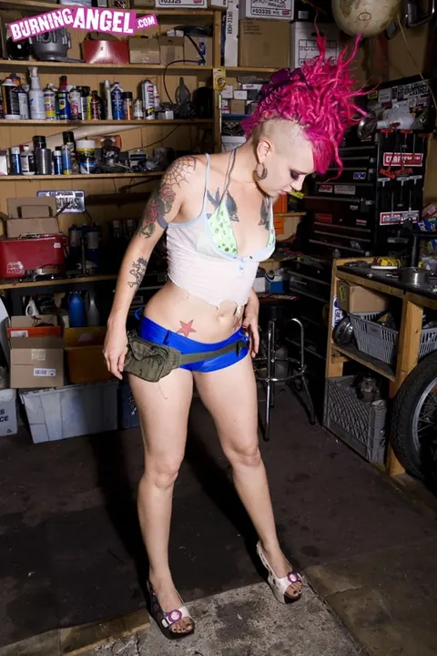 Thick Short-Haired Babe Strips Out of Her Shorts and Bikini – photo 2 of 17