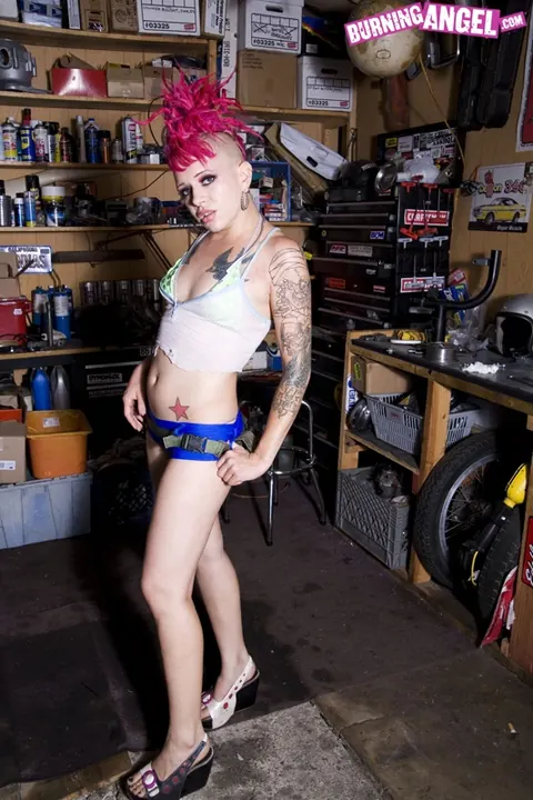 Thick Short-Haired Babe Strips Out of Her Shorts and Bikini – photo 1 of 17
