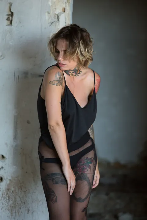 Stacy Cloud: Short-Haired Busty Woman Poses in Pantyhose Showing Her Tattoo – photo 4 of 21