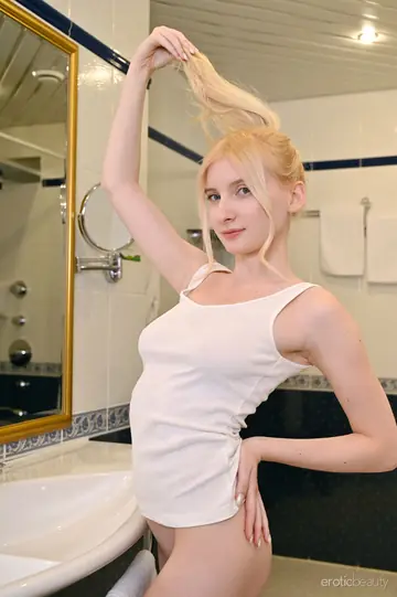 Minnie Lighter – Blonde with Natural Tits Spreads Her Pussy Wide in the Bathroom