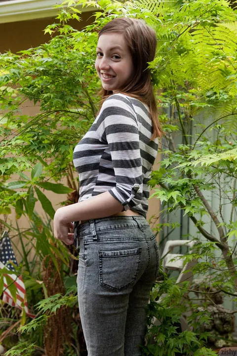 Victoria Voss: Brunette Pulls Down Her Jeans and Poses Outdoors – photo 2 of 11