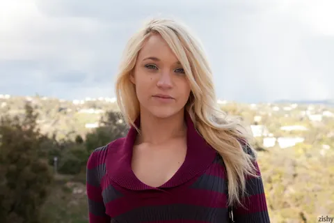 Tegan Summers: Short-Haired Blonde Flashes Her Small Tits in Jeans Outdoors – photo 8 of 11