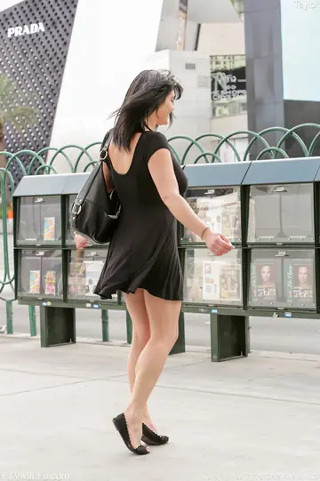 Lisa Lexington – Tall Brunette MILF Flashes Her Big Tits Outdoors