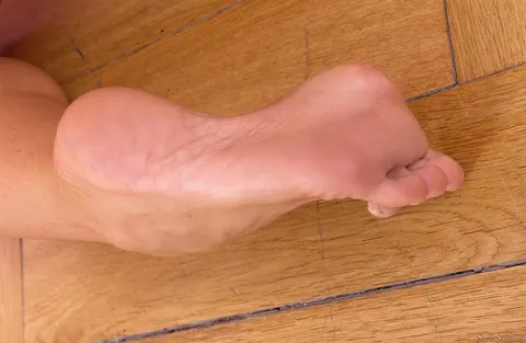 Bobbi Eden: Busty Blonde and Slim MILF in Stockings Share Toe-Worship Session – photo 17 of 18
