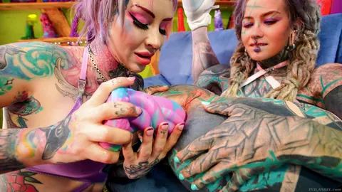 Anuskatzz: Tattooed Brunette Lesbians Lick Pussy and Share a Dildo – photo 9 of 15