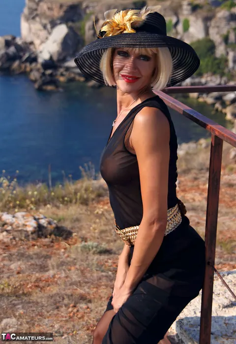 Eva Diangelo: Slim Blonde MILF Lifts Her Skirt Outdoors in Stockings – photo 3 of 16