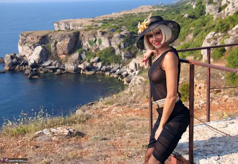 Eva Diangelo: Slim Blonde MILF Lifts Her Skirt Outdoors in Stockings – photo 2 of 16
