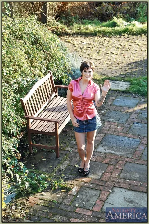 Isabel Ice & Daisy Rock: Busty British MILFs Take Anal Outdoors in a Group – photo 7 of 21