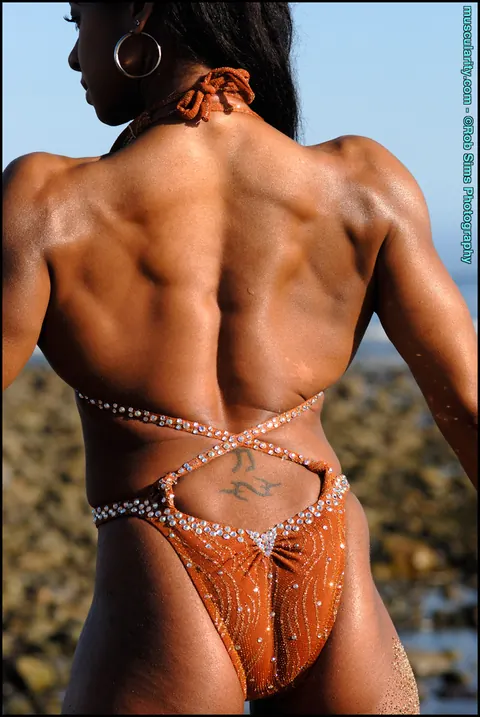 Ebony Bodybuilder Strips Off Her Dress to Reveal Bikini on the Beach – photo 12 of 15
