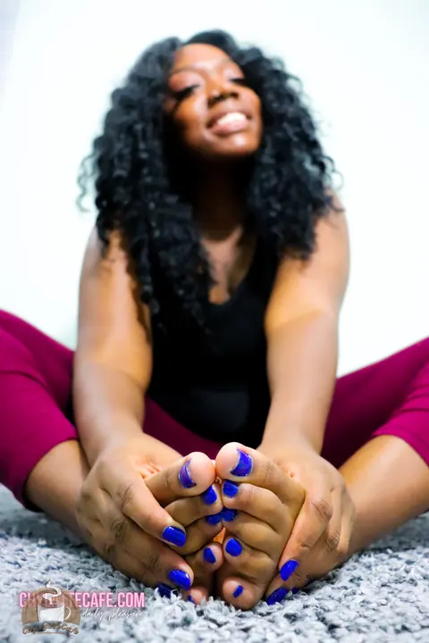 Chy Latte: Ebony BBW in Yoga Pants Spreads and Shows Her Feet – photo 8 of 15