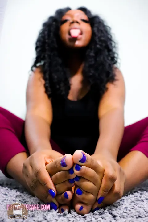 Chy Latte: Ebony BBW in Yoga Pants Spreads and Shows Her Feet – photo 7 of 15