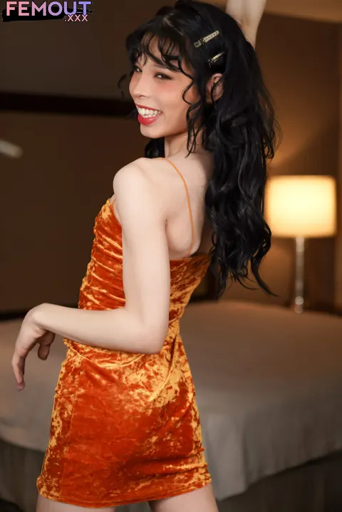 Trans Woman Lets Her Clothes Fall and Turns to Show Her Body – photo 5 of 16
