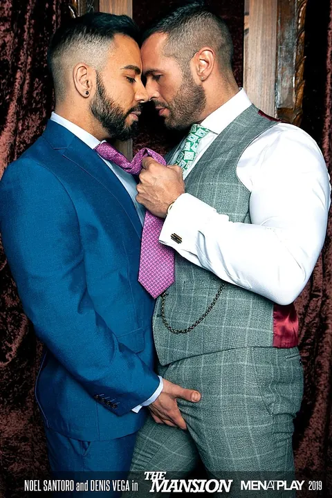 Muscular Studs Kiss and Fuck Doggy Style – photo 3 of 20